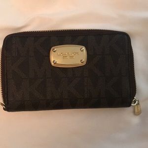 barely used MK wallet